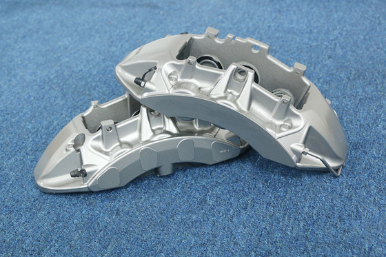6 Pot Calliper บนรถสีเทา Zr1 การหล่ออลูมิเนียม Monoblock Construction
