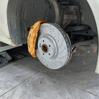 Mercedes Benz C200 คาร์ลิปเปอร์เบรกอัพเกรด 6 Pot Claipers และ 355MM Discs
