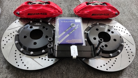 4 ชุดคาลิปเปอร์เบรครถยนต์ลูกสูบขนาดขอบ R17 เหมาะสำหรับ Benz GLA W117 / Brembo F50